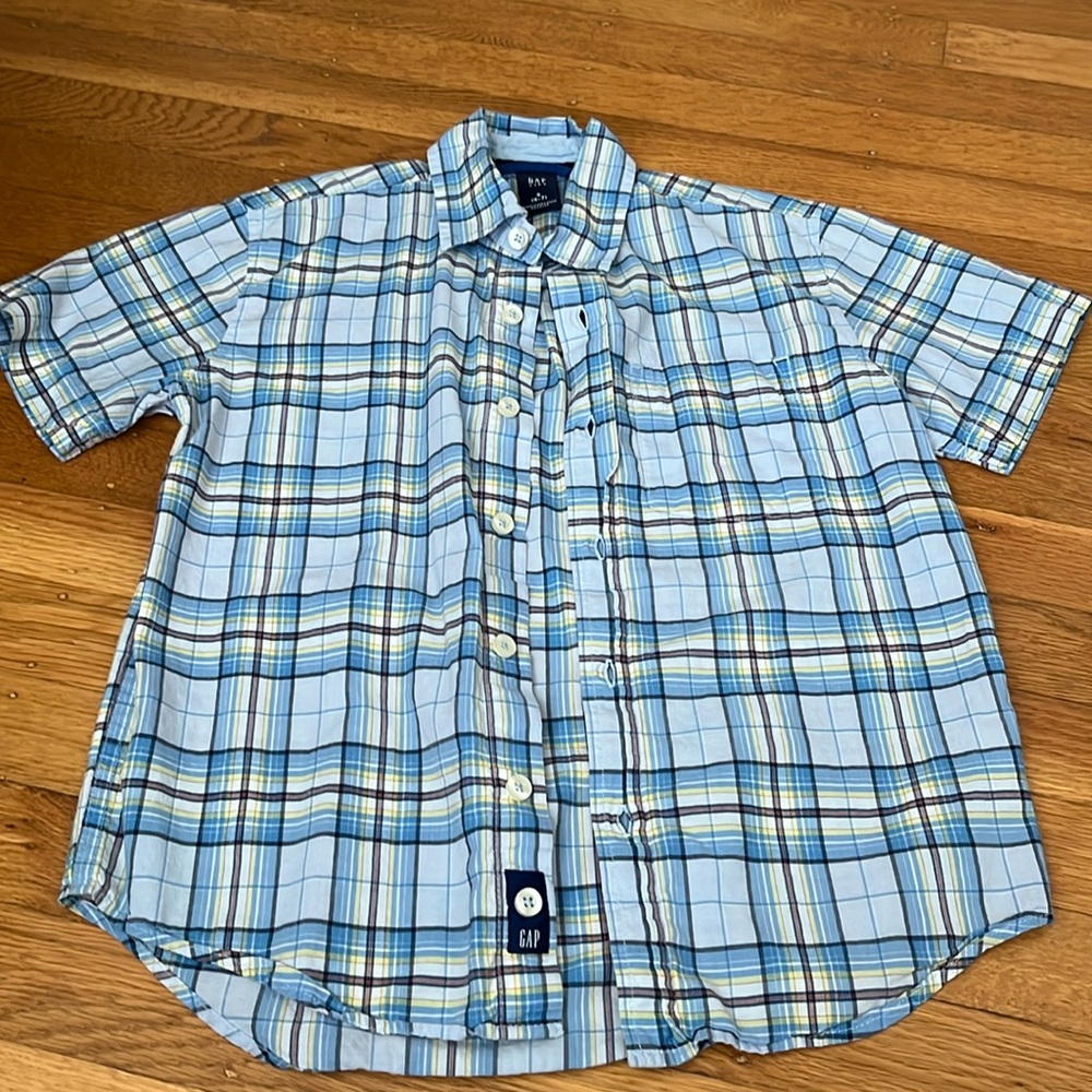 Gap boy’s short-sleeve button down. Size 6-7. Cute blue plaid. Good condition.
